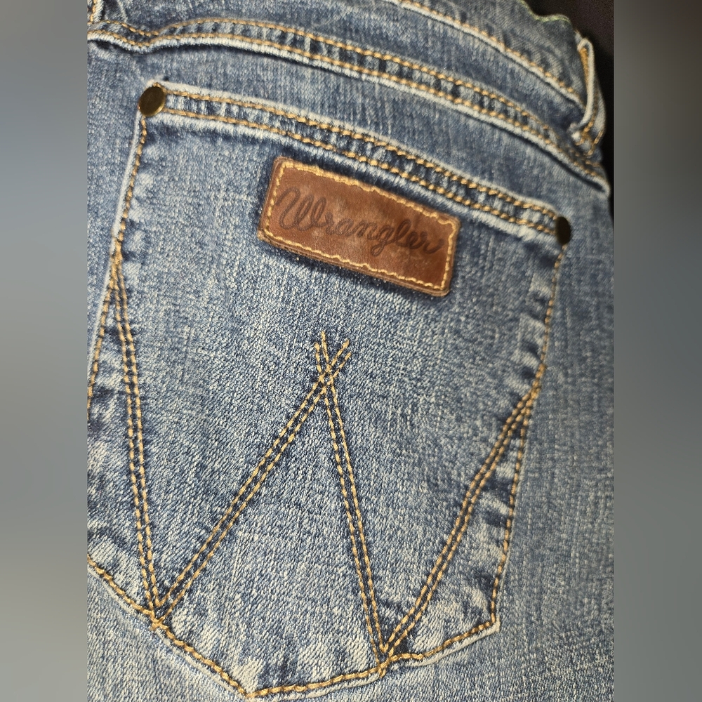Wrangler Women's Classic Boot Cut Slim Straight Blue Jeans - Picture 3 of 6